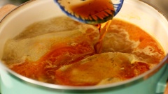 Sau khi hầm nêm vào nồi 1.5 muỗng canh hạt nêm, 2 muỗng canh đường phèn và 2 muỗng canh nước mắm rồi tắt bếp.