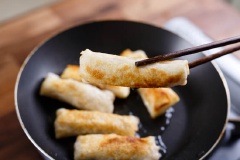 Làm nóng chảo với dầu ăn, cho chả giò vào chiên đến khi chín vàng giòn cả hai mặt thì gắp ra dĩa có lót giấy thấm dầu là xong rồi đó.