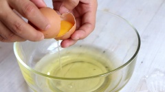Trứng gà tách riêng lòng trắng và lòng đỏ.