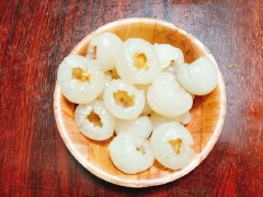 Cho 100g đường trắng và 1/2 gói bột rau câu trong 1 chiếc bát, trộn đều. Hoa đậu biếc ngâm vào 50ml nước sôi khoảng 15 phút rồi lọc thu lấy nước hoa đậu biếc. Vải bóc bỏ vỏ, dùng mũi dao nhọn khều bỏ hạt.