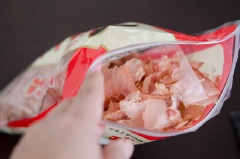 Đầu tiên, mở gói cá ngừ bào khô. Hành boa rô rửa sạch, cắt khúc khoảng 5 cm. Cho 1 miếng rong biển, 1 cây hành boa rô, 50gr cá ngừ bào vào nồi nước, đun sôi.