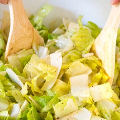 Món ăn đơn giản, dễ làm chỉ với 20 phút thực hiện. Salad giòn, chua nhẹ cùng phô mai beo béo rất hấp dẫn. Nếu chị em nào muốn ăn kiêng để giảm cân thì có thể thêm vào thực đơn gia đình nhé!