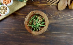 Đậu đũa rửa sạch rồi ngắt (hoặc cắt) khúc nhỏ cho vào cối cùng với 1/3 số đậu phộng rang. Dùng chày giã nhẹ cho đậu phộng ra tinh dầu và đậu đũa hơi dập.