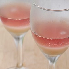 Sau đó bạn đổ trà bụp giấm vào nửa số gelatine còn lại, thêm 1 thìa mật ong và trộn đều. Bạn để thạch bụp giấm này nguội hoàn toàn mới rót một lớp dày 1cm lên trên lớp thạch vải đã đông trong ly. Cho ly thạch vào ngăn đá tủ lạnh chừng 15 phút cho thạch đông lại.