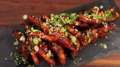 Xếp chân gà nướng lên đĩa, rồi rưới dầu mè, rắc mè rang và hành lá băm lên trên mặt và thưởng thức thôi. Chân gà nướng cay có phần sốt đậm đà, bên trong vẫn mềm mà không dai vì đã được hấp chín kỹ từ trước. Món ăn này rất hợp để làm món nhậu nhâm nhi cùng 1 ly bia lạnh đấy!