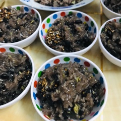 Món này ăn ngon nhất là khi múc ra vừa nguội, để chè sánh lại bóng dẻo từng hạt nếp. Nếu thích ăn cùng nước cốt dừa kiểu miền Nam thì bạn có thể nấu nước cốt dừa và chan lên lúc nguội để ăn sẽ béo ngậy và thơm mùi gừng cũng rất ngon! Chúc bạn thử món mới thành công nhé!