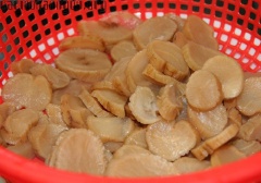 Củ cải khô cắt mỏng hoặc cắt sợi, ngâm nước khoảng 10 phút cho mềm.