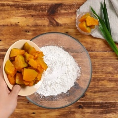 Cho bí đỏ vào tô, cho tiếp 300gr bột nhồi đến khi bột mềm deo và mịn. Tiếp đến cho 300gr bột nếp vào tô, đổ từ từ 200ml nước củ dền vào đến khi bột dẻo, mịn ( tùy theo bột nên có thể gia giảm tùy vào độ dẻo mịn của bột). Còn lá dứa thì làm tương tự củ dền. Dùng màng bọc thực phẩm bọc bột lại để không bị khô và để nghỉ 30 phút).