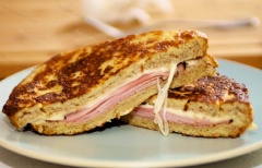 Lấy bánh ra khỏi chảo và cắt thành hình tam giác là bạn có thể dùng ngay. Những miếng Monte Cristo Sandwich chiên chín có lớp vỏ bánh sandwich giòn béo, thịt nguội bùi bùi, cùng phô mai dẻo ngon hấp dẫn. Thích hợp dùng cho bữa sáng ngon miệng, giàu năng lượng.