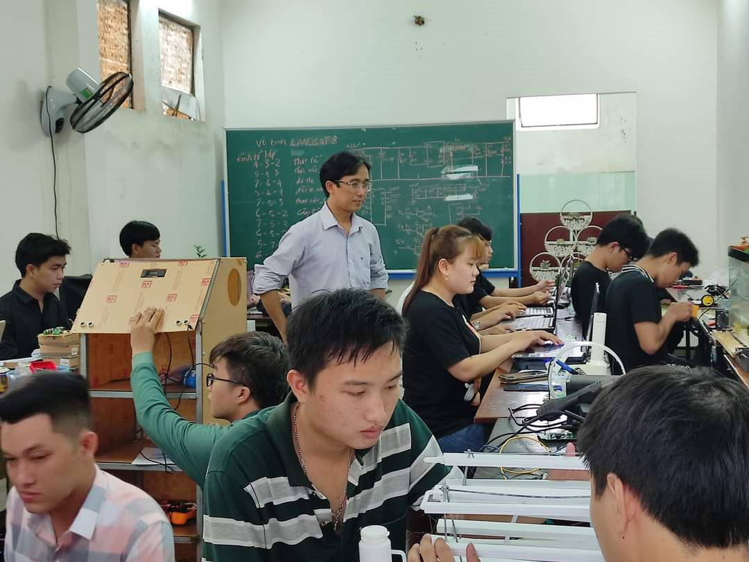 Đoàn viên, sinh viên hoàn chỉnh đề tài, đồ án của mình tại phòng Lab DLA
