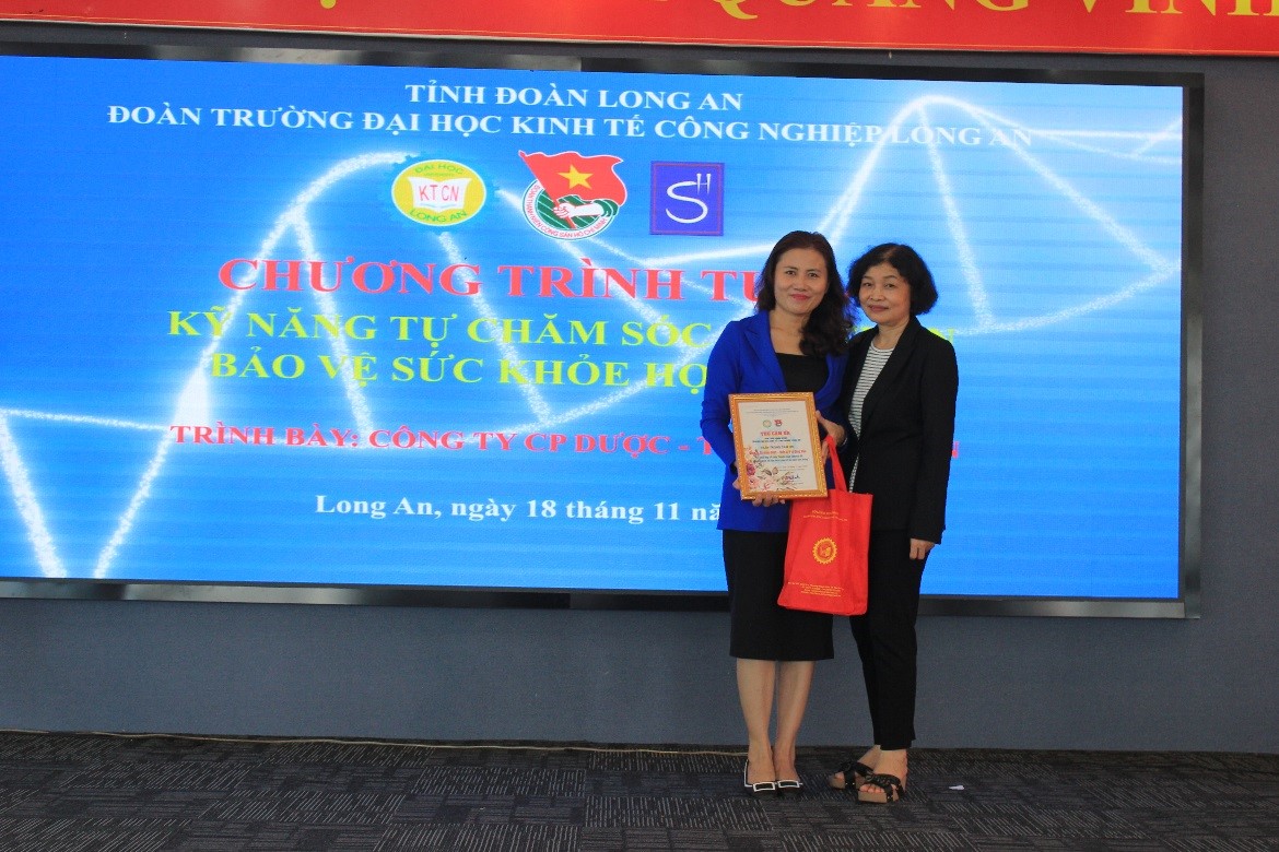 Cô Nguyễn Thị Tài – Phó Giám đốc Trung tâm Quan hệ doanh nghiệp và Công tác HSSV Trường DLA tặng quà và thư cảm ơn đến đơn vị
