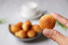 Bánh nướng chín giòn tan, vị béo ngọt, thơm phức hấp dẫn. Bánh dừa nướng béo thơm thích hợp dùng để ăn chơi lót dạ rất tuyệt. Bạn có thể bảo quản trong hũ kín, nơi thoáng mát dùng dần nhiều ngày nhé! Nhưng không nên bảo quản quá lâu vì dừa dễ hỏng.