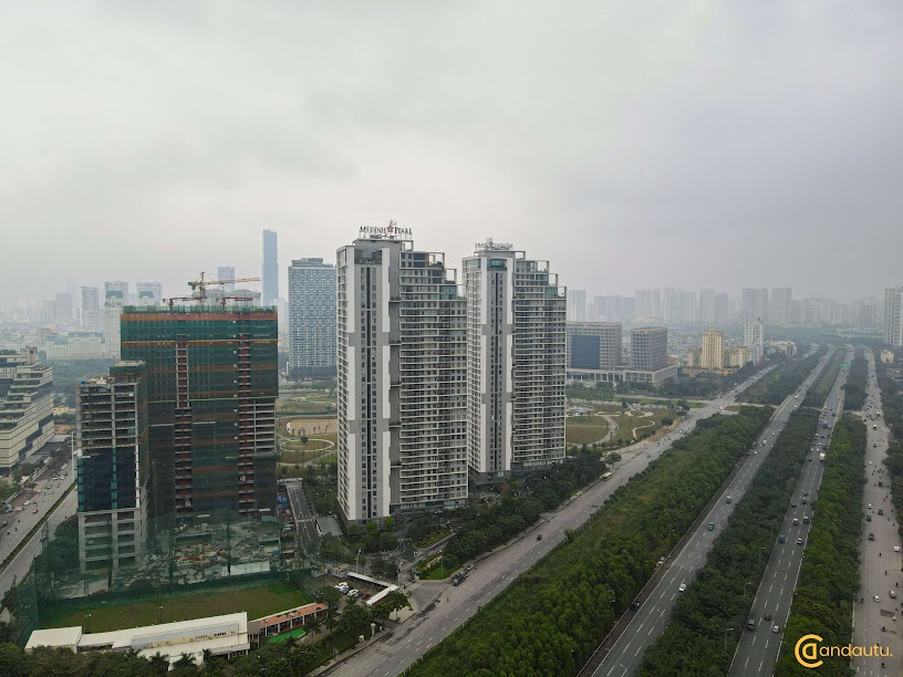 <p>Mỹ Đình Pearl là dự án căn hộ chung cư cao cấp do Tập đoàn SSG triển khai xây dựng ngay cạnh công viên hồ điều hòa Mễ Trì rộng 14ha, đối diện với trụ sở Bộ Ngoại Giao mới, vì vậy đa số các căn hộ được thiết kế với view cực thoáng và đẹp nhìn thẳng sang công viên điều hòa rộng lớn.</p>
<p>Chung cư Mỹ Đình Pearl được thiết kế bởi tập đoàn kiến trúc nổi tiếng ARCHETYPE GROUP mang phong cách mở hiện đại, sang trọng. Các căn hộ được thiết kế thông minh, mặt thoáng hợp lý để mỗi căn hộ đều được tận hưởng trọn vẹn bầu không khí mát mẻ, trong lành, tận dụng triệt để ánh sáng và gió tự nhiên vào từng căn hộ.</p>
<p>Mỹ Đình Pearl thiết kế 7 thang máy và 1 thang rác riêng biệt trên mỗi tòa đáp ứng cho việc di chuyển nhanh nhất cho cư dân. </p>
<p>Tính đến tháng 11/2022, dự án Mỹ Đình Pearl đã hoàn thiện giai đoạn 1 với 2 tòa chung cư và bàn giao cho cư dân về sinh sống được khoảng 2 năm. Chủ đầu tư dự án hiện đang triển khai giai đoạn 2 của dự án gồm 2 tòa văn phòng và khách sạn.</p>