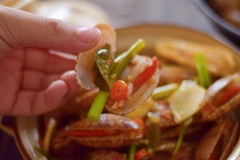 Đảo để hỗn hợp hoà quyện, khi nước sôi lại thì cho sò lụa vào, khi sò vừa hé nắp thì tắt bếp. Dọn ra và thưởng thức thôi.