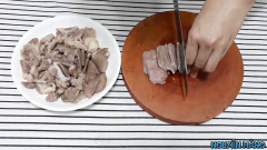 Chuẩn bị 1 nồi nước sôi, cho hành tím và gừng cắt lát vào, cho lưỡi heo vào luộc cho chín. Khi lưỡi heo đã chín vớt ra cho vào nước đá để lưỡi heo được giòn hơn, ngon hơn. sau đó mình cắt ra từng miếng dày vừa ăn theo chiều ngang của lưỡi heo.