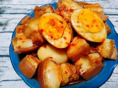 Món thịt kho trứng không nên nấu cạn nước mà hãy giữ lại thịt và trứng không bị khô, thêm vào đó, nước kho thịt dùng để ăn với cơm nóng rất ngon.