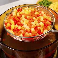 Sơ chế: Pha 1 muỗng canh muối với nước, cho đậu đũa vào ngâm 10 phút, vớt ra để ráo nước. Tiếp đến cắt hạt lựu đậu đũa, cà rốt, khoai tây và ớt chuông. Hành lá và gừng cắt nhỏ. Bắc nồi nước sôi, cho 1 muỗng cà phê muối, 1 muỗng cà phê dầu ăn vào nồi, khuấy cho tan muối, cho đậu đũa vào luộc 2 phút, vớt ra để hơi ráo nước, cho cà rốt và khoai tây vào luộc 2 phút, vớt ra để hơi ráo nước. Sau đó, cho tất cả rau củ cho vào tô.