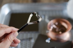 Sau khi khuấy ngay lập tức đổ đường ra khay nướng đã phế dầu, dùng một vật tròn phẳng ấn dẹp hỗn hợp đường xuống sau đó ấn khuôn cắt hình vào kẹo rồi lấy ra. Đợi kẹo nguội một chút là có thể ăn được rồi đó.
