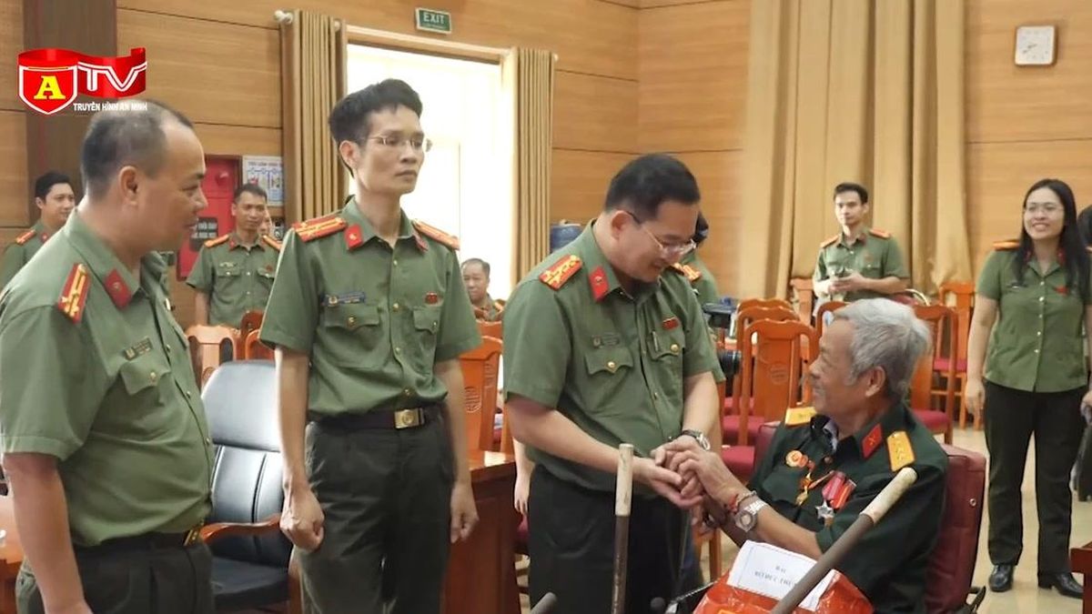 Cụm thi đua số 5 CATP Hà Nội tổ chức hành trình về địa chỉ đỏ, tri ân người có công - Chuyên trang An Ninh Thủ Đô - Báo Công an nhân dân