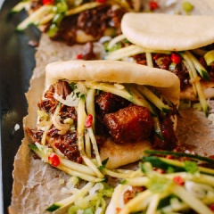 Bánh này bạn có thể nhâm nhi ăn không hoặc kẹp với nhiều loại nhân khác nhau tùy thích nhé. Nhanh tay lưu lại ngay cách làm bánh bao kẹp kiểu Hoa và làm cho mọi người thưởng thức nhé.