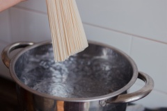 Nấu một nồi nước sôi, cho mì vào trụng trong 3-4 phút đến khi sợi mì mềm. Xả mì nhiều lần với nước, dùng tay vò nhẹ mì để rửa sạch tinh bột còn bám vào sợi mì, giúp mì không dính và dai hơn. Với nước rửa cuối, cho thêm đá viên vào để làm lạnh sợi mì.