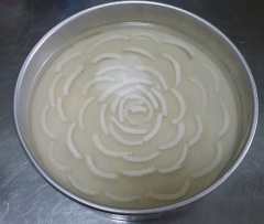 Đổ từng lớp dày/ mỏng xen kẽ 1 lớp rau câu trong rồi đến lớp rau câu cốt dừa. Lớp trên cùng là rau câu trong, cho cơm dừa lên mặt rồi đổ thêm 1 lớp tráng gương lên mặt. Đợi rau câu nguội cho vào ngăn mát tủ lạnh khoảng 2-3 tiếng đồng hồ là được.