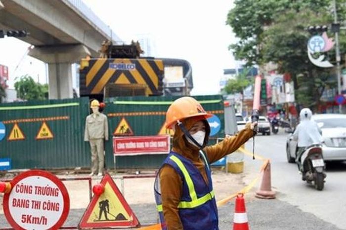 Hà Nội phân luồng giao thông nhiều tuyến phố để đẩy nhanh thi công chống ngập - Đài Phát thanh và truyền hình Hà Nội