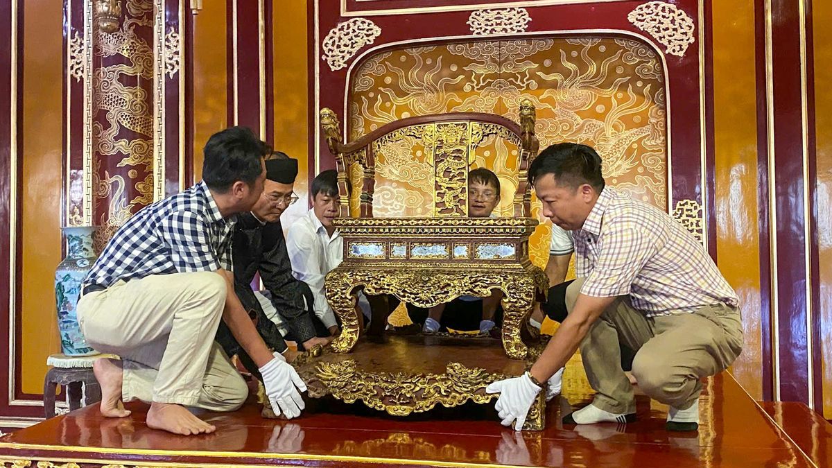 Hình ảnh Ngai vua triều Nguyễn được trưng bày tại điện Thái Hòa sau phục chế - Báo Pháp Luật TP.HCM