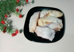 Thịt gà rửa sạch, chặt miếng vừa (bạn có thể mua má đùi gà chặt sẵn ở siêu thị), để ráo. Uớp thịt gà với tỏi, ớt (băm nhuyễn) và gia vị đường, muối, bột nêm (có thể tăng giảm tùy theo khẩu vị của gia đình). Mình thường ướp gà trước, để ngăn mát tủ lạnh qua đêm, miếng thịt gà săn chắc, thấm gia vị.