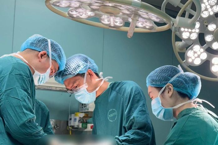 Giữ chân cho cô gái trẻ sau cú chèn ép kinh hoàng của xe tải - Báo Tri thức &amp; Cuộc sống