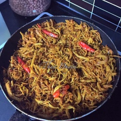 Sau đó cho nước luộc gà vào thịt gà đã xé, cho xâm xấp mặt thịt đun nhỏ lửa cho đến khi gà cạn hẳn nước và khô lại là được. Thi thoảng lấy gà ra đảo đều để khô đều thời gian khoảng 60 phút.