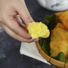 Dọn bánh ra và thưởng thức bánh khi còn nóng. Vị ngọt và bùi của sầu riêng, xen lẫn chút béo ngậy của sữa, cùng lớp vỏ bánh giòn rụm sẽ khiến bạn ăn mãi chẳng ngừng đấy!