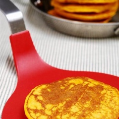 Bánh pancake bí đỏ là món ăn đơn giản, thực hiện trong tích tắc, được biến tấu với nguyên liệu bí đỏ bùi thơm cho tiệc Halloween thêm một món ăn hấp dẫn.