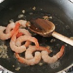 Cho 1 muỗng cà phê dầu vào chảo khác phi hành tỏi thật thơm lên rồi xào tôm. Nêm thêm muối, bột ngọt.