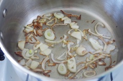 Hành thơm thì cho nước mắm rồi đến cá vào. Kho cá ngon tốt nhất là chọn nồi sao cho toàn bộ cá nằm thành 1 lớp, không xếp chồng cá lên nhau thì cá sẽ bớt ngon đi. Khi cá hơi trở màu nhạt hơn thì cho đường vàng và nước màu vào, lắc nhẹ nồi cho đường và nước mắm tan hết vào nhau. Cho 1 trái ớt hiểm nếu bạn thích ăn cay.
