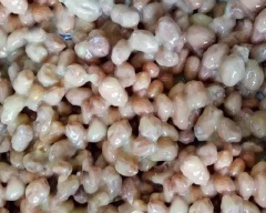Thêm 20gr bột mì vào hỗn hợp. Trộn thật đều hỗn hợp đường, trứng, đậu phộng và bột. Đổ 200ml dầu, đun nóng dầu trong lửa nhỏ và rang đậu phộng trong khoảng 10 phút. Bạn cũng có thể cho thêm ớt nếu thích ăn cay.