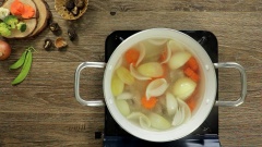 Khi nước xương đã trong ta vớt xương ra và lần lượt thả các loại rau củ vào. Để món canh bóng thả đa dạng và nhiều màu sắc, ta dùng 50gr cà rốt, 50gr súp lơ trắng, 50gr súp lơ xanh và 50gr đậu Hà Lan. Nêm nước dùng với nửa muỗng cà phê muối, 1 muỗng cà phê hạt nêm,1 muỗng cà phê đường và 1 muỗng cà phê nước mắm. Tiến hành thả bóng cuộn đã cắt và mọc son vào nấu chín. Sau đó vớt hết các loại rau củ, bóng bì, mọc son ra bát trước, tránh để trong nồi nước nóng lâu sẽ bị chín quá. Khi nào ăn mới đổ nước dùng vào.