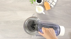 Cho vào máy xay 50gr mè đen đã rang và 250ml nước lọc. Tiến hành xay mịn rồi lọc nước mè đen qua rây. Giữ lại phần mè đen xay.