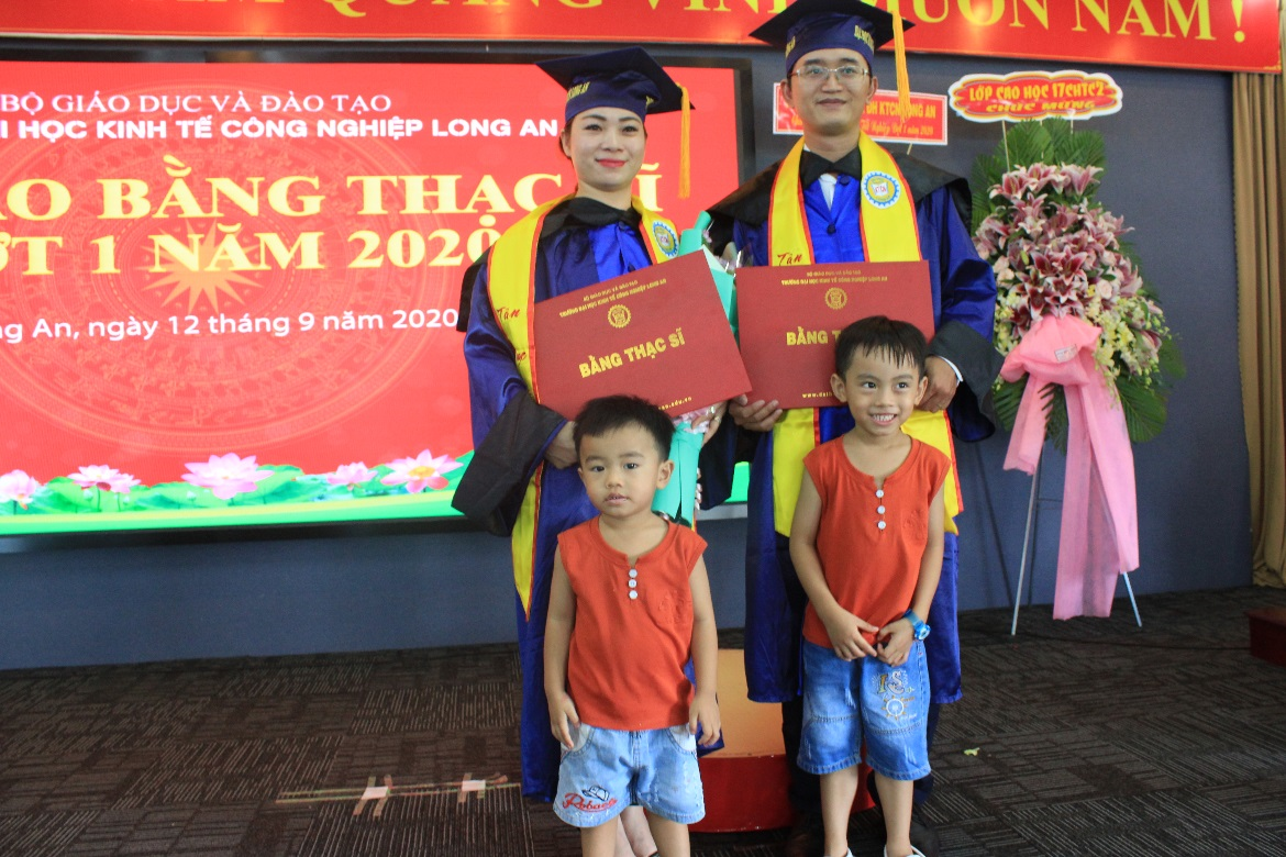 Khoảnh khắc vui mừng và tự hào cùng gia đình, bạn bè của các Tân khoa