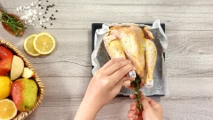 Làm sạch gà với muối hột, thoa đều muối khắp con gà (cả trong và ngoài), chà xát nhẹ nhàng. Rửa sạch gà lại dưới vòi nước. Ướp cả trong và ngoài con gà 1 muỗng cà phê muối, 1 muỗng cà phê tiêu, thoa sao cho gia vị phủ thật đều. Phết bơ đã đun chảy lên da gà. Rửa sạch chanh vàng, cắt thành từng lát mòng. Cho vào bụng gà 2 lát chanh và 5 nhánh cỏ xạ hương.