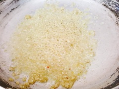 Đun nóng 2 muỗng canh dầu ăn, cho 1 muỗng canh sả băm vào phi thơm. Cho gà vào xào đến khi gà săn đều là được.