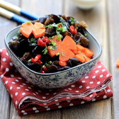 Salad nấm mèo cà rốt cực kì dễ làm với hương vị thơm ngon, giòn sựt, đậm đà sẽ là món giải ngán tuyệt vời cho mọi người trong những ngày thời tiết oi bức đấy. Nào chúng ta cùng làm thử món này bạn nhé.