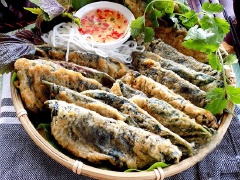 Tía tô kẹp thịt chiên giòn giòn, nóng hổi, thơm phức hương lá tía tô, béo béo của thịt heo bằm. Đây là món ăn mới lạ đảm bảo cả nhà sẽ thích khi thưởng thức.