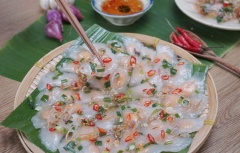 Bánh bột lọc nhân tôm xứ Huế dọn ra ăn kèm với mỡ hành, hành phi và nước mắm mặn ngọt, cay thơm. Vỏ bánh bột lọc dai dai, nhân tôm giòn sần sật sẽ khiến bạn muốn ăn mãi không dừng. Với cách làm bánh bột lọc trần nhân tôm đơn giản từ Cooky, bạn còn ngại gì không làm ngay bánh bột lọc trần nhân tôm ngay nào. Bánh bột lọc nên dùng lúc còn ấm ấm ngon hơn hẳn. Có thể bảo quản bánh bột lọc nhân tôm (đã nấu chín) trong ngăn mát tủ lạnh. Khi dùng sẽ đem hấp cho bánh bột lọc nóng là được nhé.