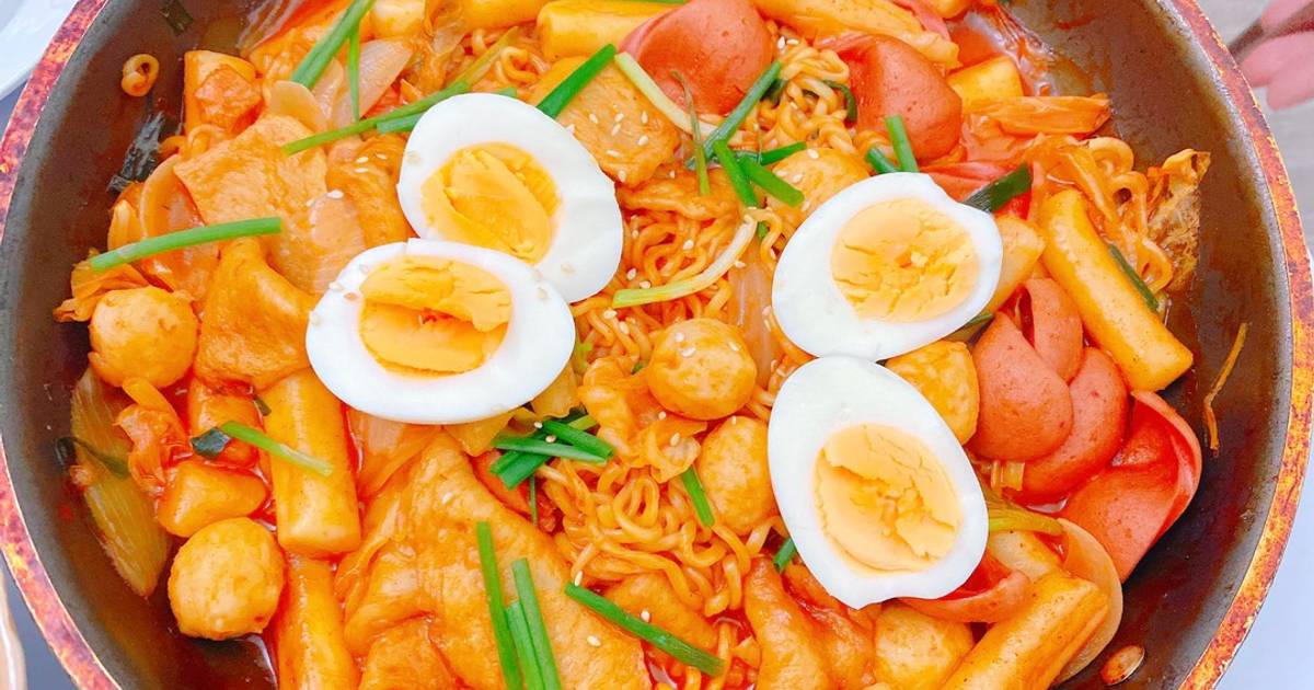 Tokbokki với mì cay