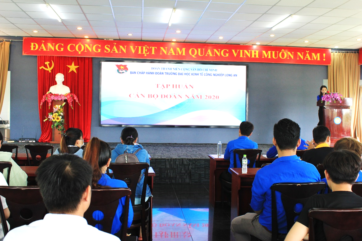 Đ/c Đặng Thị Thùy Trâm báo cáo chuyên đề về “Kỹ năng sinh hoạt CLB, đội, nhóm trong sinh viên”