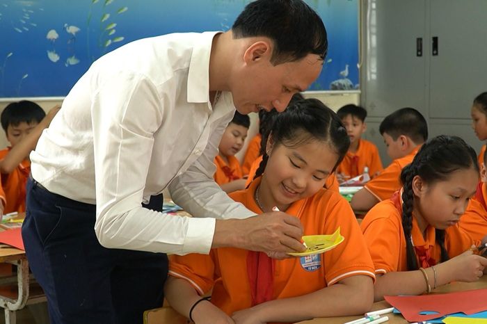 Thầy giáo dạy học sinh biến rác thành tác phẩm nghệ thuật - Đài Phát thanh và truyền hình Hà Nội