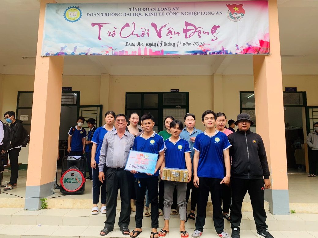 Chi đoàn 20KT và 22KT Giải nhất Hội thi Kéo co