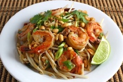 Ăn hủ tiếu xào sẽ không nóng như mì tôm mà sợi hủ tiếu vẫn có độ mềm, dai nhất định. Mới nhìn, bạn sẽ tưởng đây là món hủ tiếu trộn bởi nó rất ít dầu, thơm mùi nước xốt mắm, me với đủ 4 vị chua, cay, mặn, ngọt khiến bạn ăn hoài mà không ngán. Vào những ngày thu mát trời, hãy đổi thực đơn ăn sáng của cả gia đình với món mỳ xào thập cẩm này bạn nhé. Chúc các bạn ngon miệng.