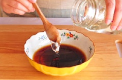Đầu tiên, trộn đều nước tương với mạch nha và rượu trắng trong 1 cái tô, để qua 1 bên.